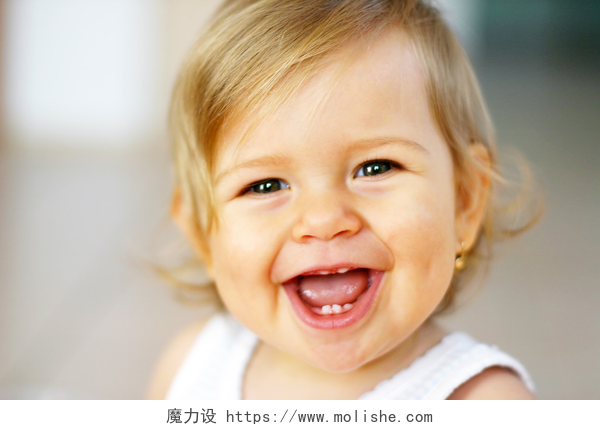 可爱小宝贝的肖像微笑的婴儿